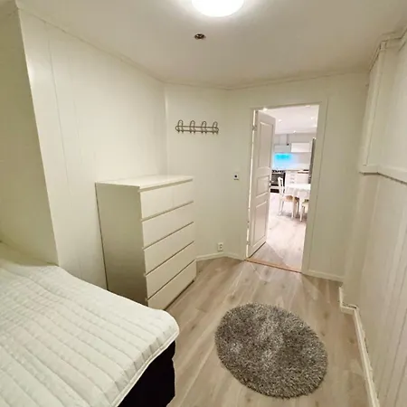 Newly Renovated Modern 4-room - Centrally Located! شقة