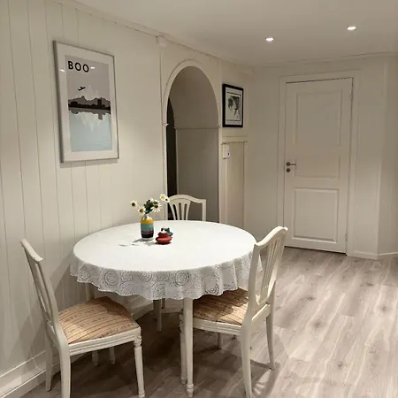 Newly Renovated Modern 4-room - Centrally Located!