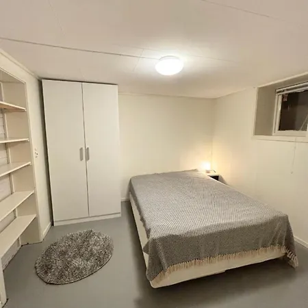Newly Renovated Modern 4-room - Centrally Located! *