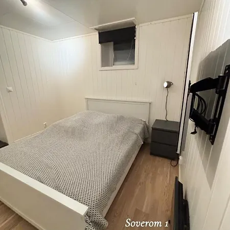 Newly Renovated Modern 4-room - Centrally Located! شقة *