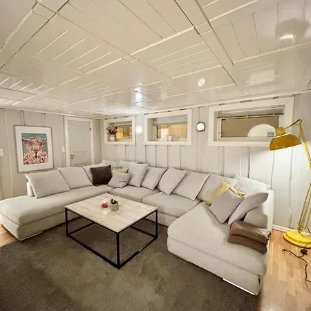 Newly Renovated Modern 4-room - Centrally Located! Appartement *