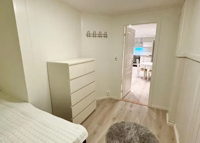 Newly Renovated Modern 4-room - Centrally Located! شقة