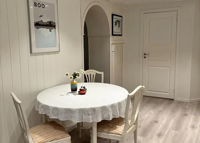 Newly Renovated Modern 4-room - Centrally Located!