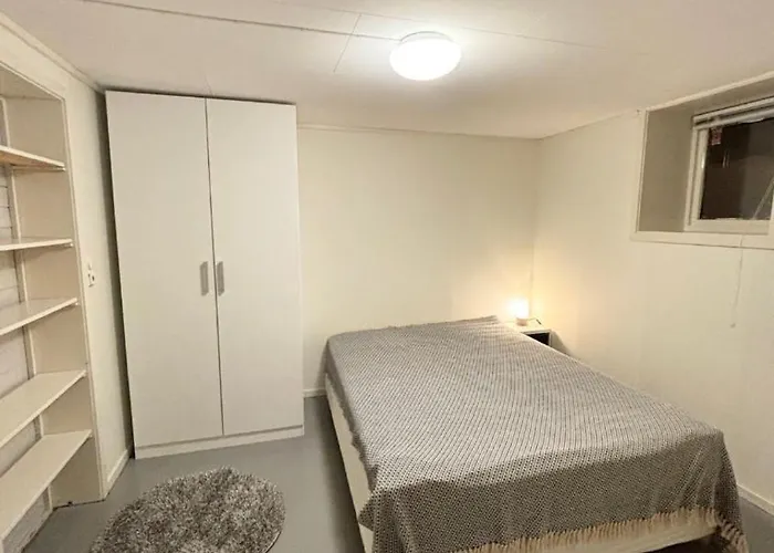 Newly Renovated Modern 4-room - Centrally Located! *