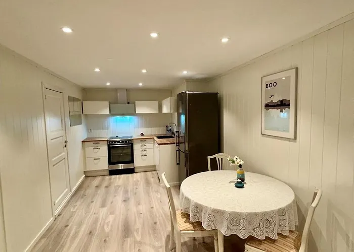 Newly Renovated Modern 4-room - Centrally Located! شقة *