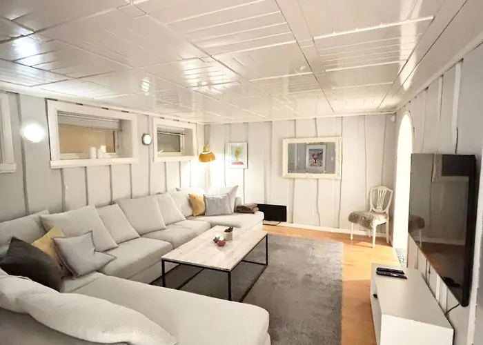 شقة Newly Renovated Modern 4-room - Centrally Located! بودو