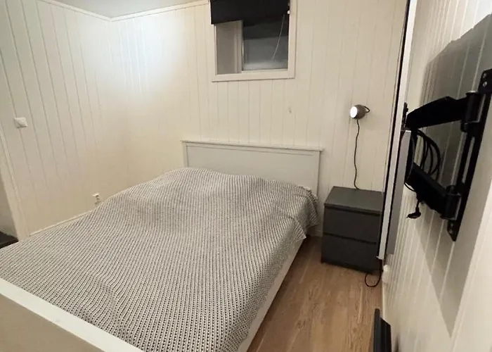 Newly Renovated Modern 4-room - Centrally Located! شقة *