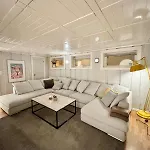 Newly Renovated Modern 4-room - Centrally Located! Διαμέρισμα *